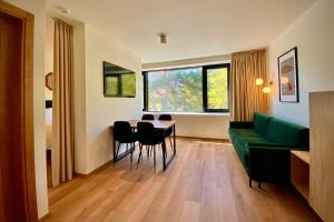 帕兰加SIRENA的客厅配有绿色沙发和桌子