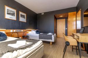 耶姆赛Hotelli Jämsä的酒店客房配有两张床和一张书桌
