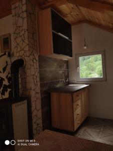 莫伊科瓦茨Private accommodation Kalezić的厨房设有水槽和窗户。