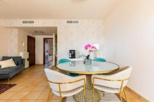 弗安特阿拉莫Casa Palma-Hacienda del Álamo -Fuente Alamo- Luxurious 2 Bedroom Penthouse的一间带桌椅的用餐室
