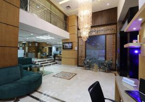 卡萨布兰卡Silver Suites Hotel & Spa的一个带沙发和吊灯的大堂