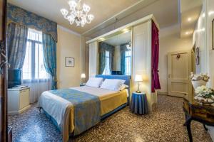 威尼斯帕拉佐欧多尼酒店的一间卧室配有一张大床和镜子