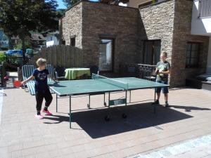 索尔登林塞霍夫费雷恩公寓酒店的两个孩子在乒乓球桌玩乒乓球