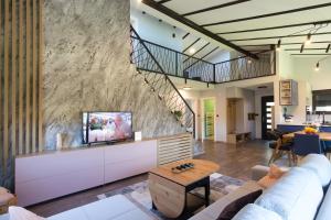 维索科Modern House in Visoko的客厅设有大型石墙