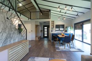 维索科Modern House in Visoko的开放式厨房以及带桌椅的用餐室。