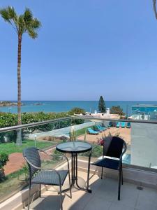 赫索尼索斯Saradari Beach Hotel - Adults Only的海景阳台上的桌椅