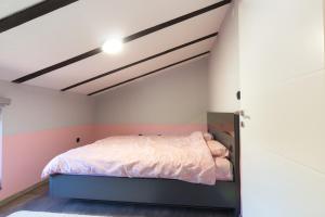 维索科Modern House in Visoko的一间卧室设有一张床和拱形天花板