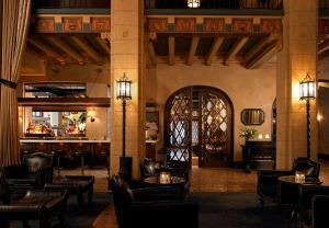 洛杉矶好莱坞罗斯福酒店的大堂设有桌椅和酒吧。