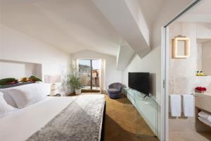 罗马Hotel Palazzo Manfredi – Small Luxury Hotels of the World的白色的客房配有床和电视。