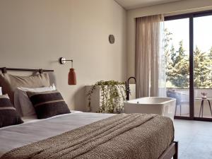 蒂锡利维孔特西纳酒店的一间卧室设有一张大床和一个大窗户