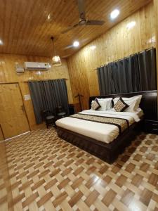 瑞诗凯诗MR River Resort的一间卧室,卧室内配有一张大床