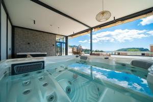 布德瓦Hotel Millennium by Aycon的美景房屋内的热水浴池