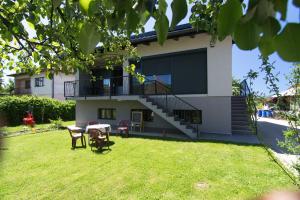 维索科Modern House in Visoko的前面有草坪的房子