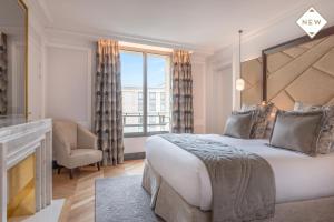 巴黎Hotel du Collectionneur的一间卧室设有一张大床和一个大窗户