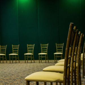 圣地亚哥哈西恩达科拉德尔加巴洛酒店的绿墙房间的一排椅子