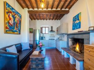 卢卡Residence al Foionco的带沙发和壁炉的客厅