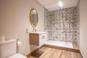 格拉斯哥Stylish 2 Bedroom Apartment In Park Circus, West End的一间带卫生间、水槽和镜子的浴室