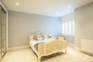格拉斯哥Stylish 2 Bedroom Apartment In Park Circus, West End的卧室配有白色的床和窗户。