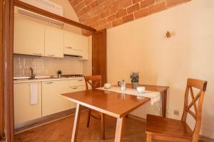 里奥托尔托Appartamento Pianosa的一个带木桌和椅子的小厨房