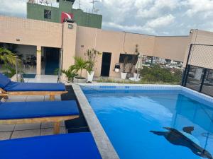 马塞约No melhor da Jatiuca的一座游泳池,上面有海豚,画在建筑物的一侧