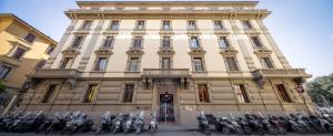 佛罗伦萨百合酒店的停在大楼前的一组摩托车