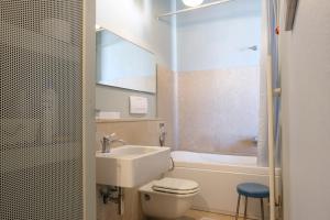 莫诺波利Casa dei Pensieri的一间带水槽、卫生间和淋浴的浴室