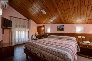 奥斯塔塞齐恩酒店的一间卧室设有一张带木制天花板的大床
