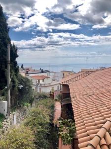 陶尔米纳Taormina Casa Sarina的从建筑屋顶上可欣赏到城市美景