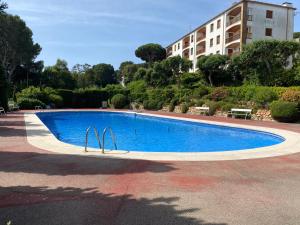 卡莱利亚德帕拉弗鲁赫尔Apartamento con espectaculares vistas al Mediterráneo的大楼前的大型蓝色游泳池