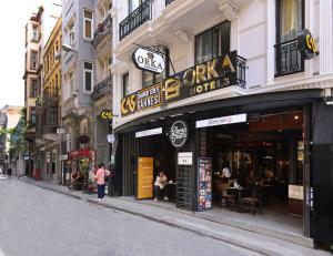 伊斯坦布尔Orka Taksim Suites & Hotel的一条城市街道上,有建筑,人们在街上行走