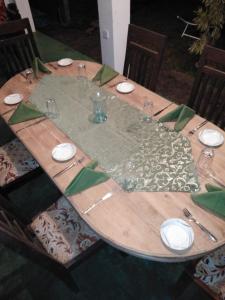 TelwattaCasa Hikka Guest House的一张木桌,上面有绿桌布
