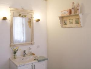 莱斯Landlig idyl på Dommergården Bed and Coffee的一间带水槽和镜子的浴室