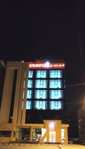 尼兹瓦Nizwa Inn - نزوى إن的一座建筑物,上面有夜间标志