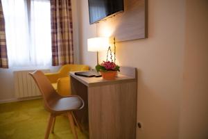 Oberhaslach圣弗洛朗旅馆的客房配有桌椅和台灯