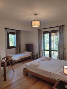 TorracaALTANA的一间卧室设有两张床和大窗户