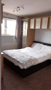 ThorntonBeeston House的卧室配有一张带白色床单的大床和窗户。