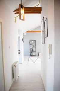 科希策Cozy modern apartment in the Old Town - Hlavna street的拥有白色墙壁和天花板的走廊