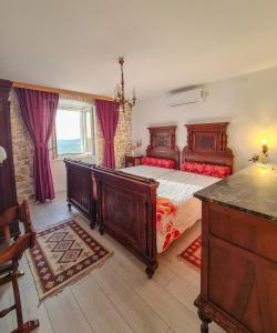 NerežišćeKaya house的一间卧室设有两张木床和一张桌子
