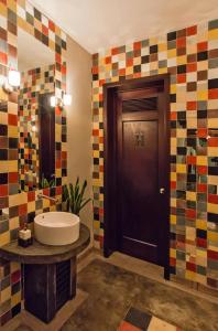 科米坦德多明格斯Hotel Casa Delina的一间带水槽和木门的浴室