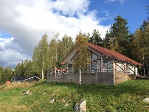 于斯达尔Cozy house in Järvsö with a stunning view的树上山顶的房子