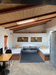 比尔森Vila Lucia - Apartmán 6的一间设有两张床、一张桌子和一张桌子的房间