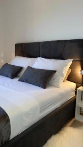 ProžuraVilla Evita Apartments的一张带两个枕头的大白色床