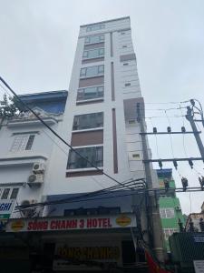 吉婆岛Khách sạn Sông Chanh 3 Cát Bà的前面有标志的高大的白色建筑