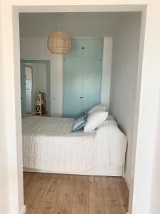 Cañet de MarFinestra del Mar的一间卧室配有带白色床单和枕头的床。