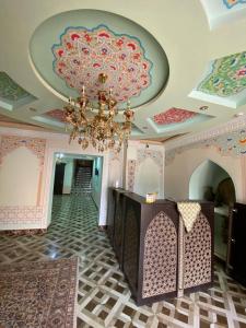 布哈拉Shayx Jalol的一间设有吊灯和走廊的天花板客房