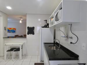 UBAtubah HOMES 23A 100m Praia Grande WIFI piscina的厨房或小厨房