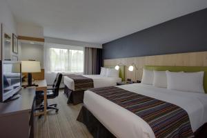 弗雷德里克弗雷德里克卡尔森江山旅馆及套房酒店的酒店客房设有两张床和电视。