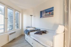 多维尔Nice studio with seaview in Deauville port - Welkeys的白色的客房设有床和窗户。
