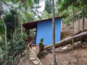 圣特雷莎Pousada do guariba的树林中的一座房子,有蓝色的墙壁