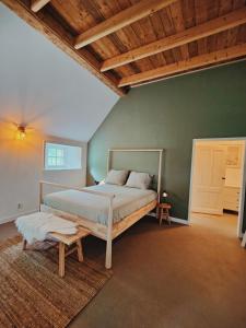 WolsumB & B Wijdzicht的一间卧室设有一张床和绿色的墙壁